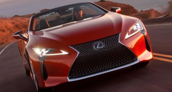 За моделната година 2024 Lexus предлага на клиентите на LC 500 нова информационно-развлекателна система и опция Bespoke Build , добавяйки повече персонализиране, като различни цветове за прибиращия се мек покрив. Гамата също така получава нови цветови опци. 

Lexus прави някои промени в LC 500 Convertible, включително пренастроено окачване, за да помогне с фините промени в теглото. Lexus също така добавя заден амортисьор като стандарт, което помага да се чувства комфортно, но същевременно рязко шофирането по пътя. Под капака му се крие атмосферен 5,0-литров V8 двигател с 471 к.с. Помага 10-степенна автоматична скоростна кутия за ускорение по американския стандарт за 4,6 секунди. Максималната скорост е ограничена електронно до 270 км в час.